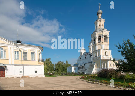 Kirche der Himmelfahrt und Glockenturm der Retter Priluki Kloster durch Cloud Tag nahe Vologda, Russland. Stockfoto