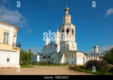 Kirche der Himmelfahrt und Glockenturm der Retter Priluki Kloster durch Cloud Tag nahe Vologda, Russland. Stockfoto