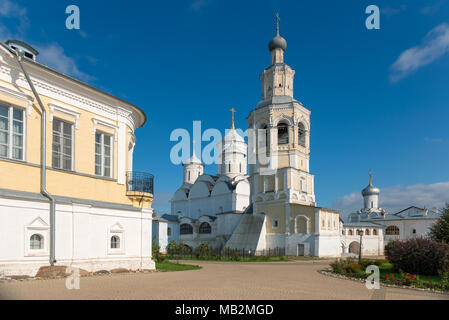 Kirche der Himmelfahrt und Glockenturm der Retter Priluki Kloster durch Cloud Tag nahe Vologda, Russland. Stockfoto