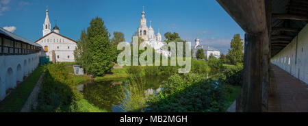 Kirche der Himmelfahrt, den Glockenturm und die Stadtmauer von Retter Priluki Kloster durch Cloud Tag nahe Vologda, Russland. Stockfoto