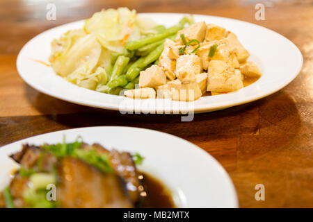 Taiwanesische Tofu in der Platte mit Oof geschmortes Schweinefleisch Stockfoto