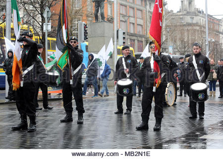 A Republican Sinn Féin Gruppe marschiert durch Dublin City Centre zu Ehren des 1916 steigen. Stockfoto