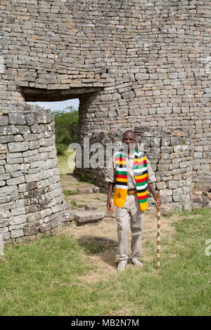 Lovemore, ein Leitfaden in Great Zimbabwe in der Nähe von Masvingo in Simbabwe. Stockfoto