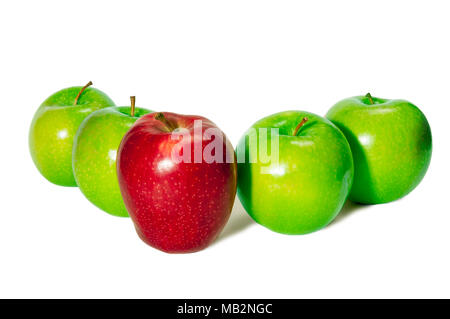 Horizontale Schuß eines Red Delicious Apple vor vier grünen Granny Smith Äpfel auf einem weißen Hintergrund. Stockfoto