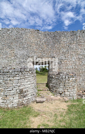 Tür in einer Wand des großen Gehäuse um Great Zimbabwe in der Nähe von Masvingo in Simbabwe. Die Ruinen der Mauerwerk Gebäude wurden die Hauptstadt der Kingdo Stockfoto