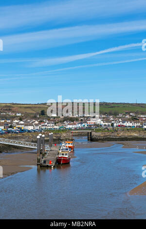 Burry Port Marina bei Ebbe, Carmarthenshire, South Wales Stockfoto