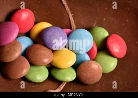 Smarties in einem Osterei Stockfoto