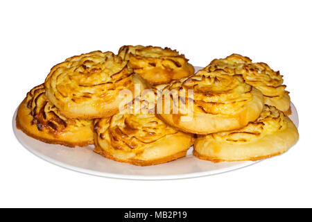 Shangy (Plural von shanga) - traditionelle Ural öffnen gebackene Kuchen mit Kartoffelpüree - auf einem Teller, auf weißem Hintergrund Stockfoto