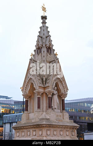 Der hl. Laurentius und Maria Magdalena Trinkbrunnen an der Carter Lane in London. Stockfoto