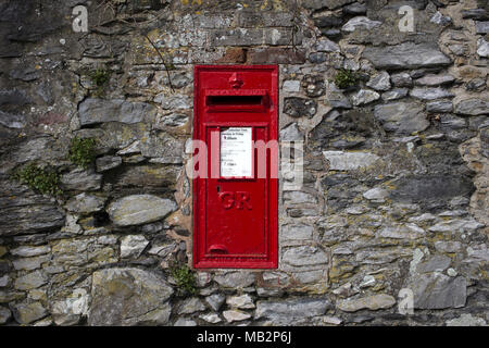 Royal Mail roten Briefkasten in alten Mauer eingebettet in UK/englische Landschaft. Stockfoto