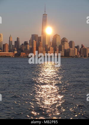 Lower Manhattan, New York Skyline mit Freedom Tower und der Reflexion von Sun. Stockfoto