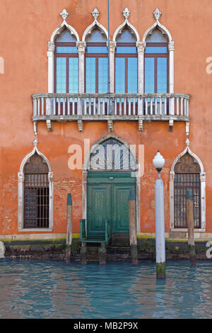 Alte venezianische Tür Fassade in Stadt Rethymno, Kreta, Griechenland