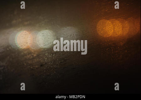 Regen tropft einem nebligen Fenster, in Brooklyn, New York, November 2013. Stockfoto