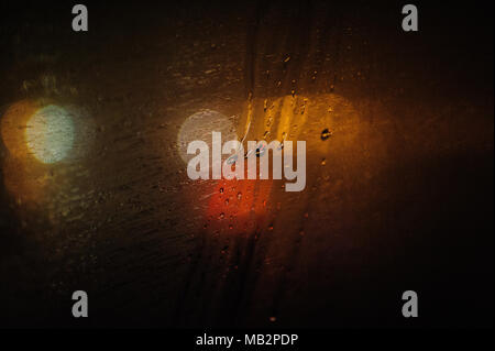 Regen tropft einem nebligen Fenster, in Brooklyn, New York, November 2013. Stockfoto