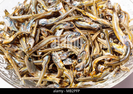 Nahaufnahme von getrocknete Sardinen als Gewürz in Japanische Lebensmittel und Kochen verwendet. Japanische gesunden Snack essen. Iriko niboshi oder Fisch. Stockfoto