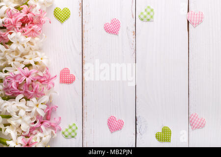 Frühling Hintergrund mit bunten Schmetterlingen, Hyazinthen Blumen auf weißem Holzbrett mit Kopie Raum Stockfoto