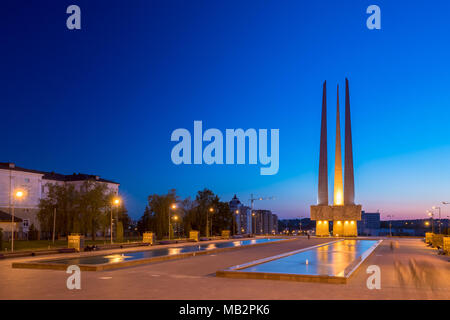 Vitebsk, Belarus. Wichtigste Denkmal "Drei Bajonette" der Erinnerung an die Befreier in Abend Illuminationen. Denkmal für die Helden, die starben, in Schlachten für Libera Stockfoto