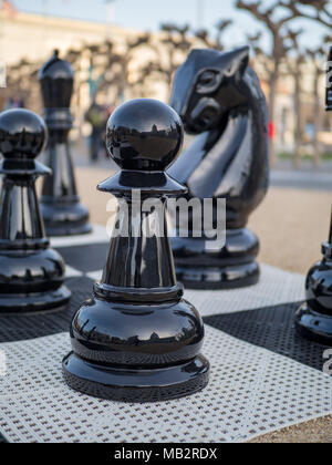 Bauer und Ritter Schachfiguren in Giant Chess in einem Park außerhalb Stockfoto