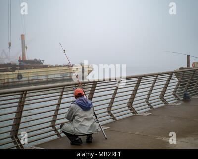 Fischer Prüfung auf industrielle Pier auf der nebligen Tag in San Francisco Stockfoto