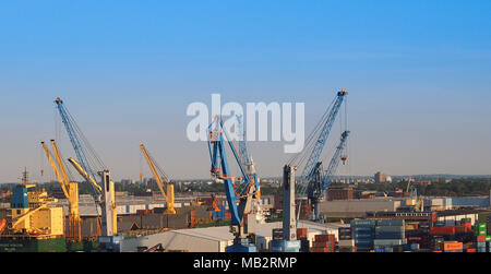 HAMBURG, DEUTSCHLAND - ca. Mai 2017: Hamburger Hafen (Hamburger Hafen) Hafen an der Elbe Stockfoto