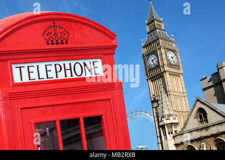 Traditionelle rote Telefonzelle mit Big Ben im Hintergrund unscharf. Stockfoto