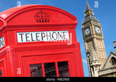 London traditionelle rote Telefonzelle mit Big Ben im Hintergrund. Stockfoto