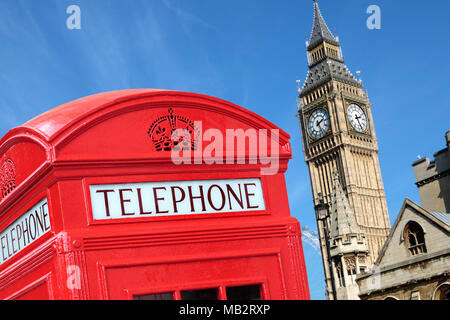 London traditionelle rote Telefonzelle mit Big Ben im Hintergrund. Stockfoto