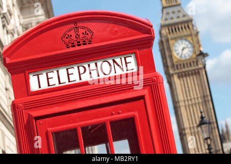 London traditionelle rote Telefonzelle mit Big Ben im Hintergrund. Stockfoto