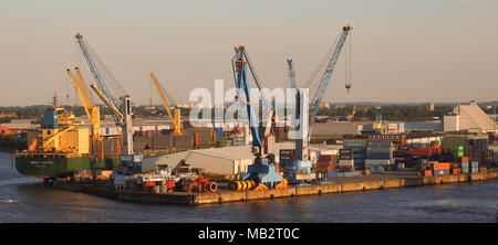 HAMBURG, DEUTSCHLAND - ca. Mai 2017: Hamburger Hafen (Hamburger Hafen) Hafen an der Elbe Stockfoto