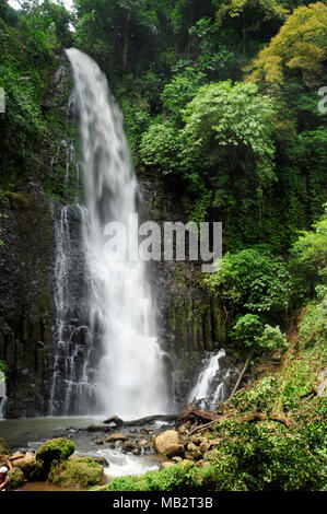 Catarata Zamora ist eine von zwei Kaskaden stürzt das Wasser in Los Chorros Recreation Park in Costa Rica. Stockfoto