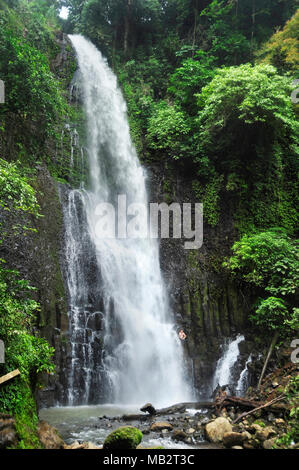 Catarata Zamora ist eine von zwei Kaskaden stürzt das Wasser in Los Chorros Recreation Park in Costa Rica. Stockfoto