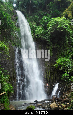 Catarata Zamora ist eine von zwei Kaskaden stürzt das Wasser in Los Chorros Recreation Park in Costa Rica. Stockfoto