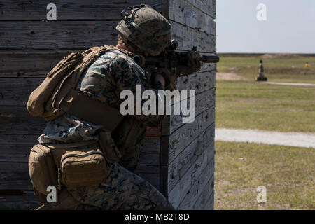 Ein US-Marine mit 1St Battalion, 2nd Marine Regiment (1/2), 2nd Marine Division, Sicht auf robotischen Ziele im Bereich Ausbildung in Camp Lejeune, N.C., 05.April 2018. 1/2 nahmen an einer Demonstration Kommandeure neuen beweglichen Funktionen für Live Fire reicht zu zeigen. (U.S. Marine Corps Foto von Cpl. Antonia E. Mercado) Stockfoto