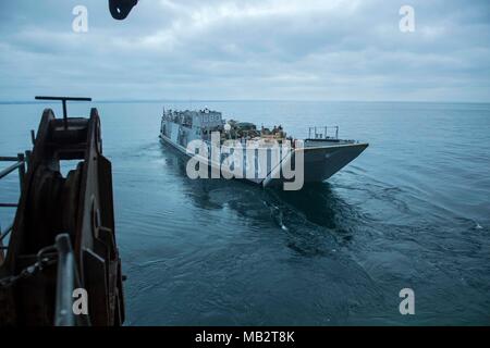 180401-N-GR 847-0348 PAZIFISCHEN OZEAN (1. April 2018) Landing Craft Utility (LCU) 1680, zum Angriff Craft Unit (ACU) (1), fährt Whidbey Island-Klasse dock Landung Schiff USS Rushmore (LSD 47) während einer amphibischen Squadron und Marine Expeditionary Unit (MEU) Integration (PMINT) Übung befestigt. PMINT ist ein Training Entwicklung zwischen Essex Amphibious Ready Gruppe und 13 MEU, Matrosen und Marines als zusammengehörige Einheit in der Vorbereitung für die bevorstehende Bereitstellung zu trainieren. (U.S. Marine Foto von Mass Communication Specialist 3. Klasse Reymundo A. Villegas III/Freigegeben) Stockfoto