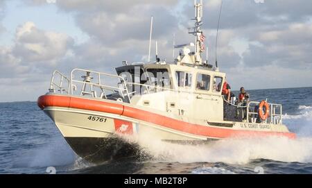 Ein Coast Guard Guard Station Key West 45-Fuß-Antwort Boat-Medium crew Transporte die Teilnehmer der Experte für das Patrouillenboot Kathleen Moore, April 5, 2018. Der Experte Exchange ist ein Ereignis, das die Küstenwache und mehreren internationalen Partneragenturen teilen ihr Wissen auf der Oberfläche Asset Maintenance beinhaltet. Coast Guard Foto von Petty Officer 3. Klasse Brandon Murray. Stockfoto