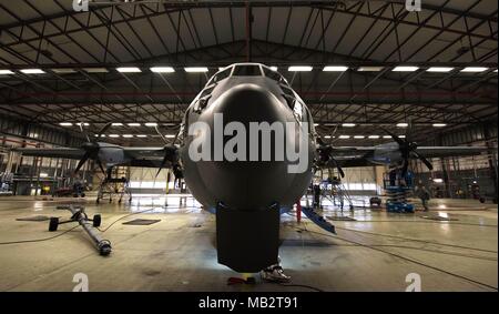 Mannschaft Leiter der 86th Maintenance Squadron sauber. Ein Super C-130J Hercules auf der Air Base Ramstein, Deutschland, Nov. 20, 2017 zugeordnet. Die 86 MXS hat null - Mangel Inspektion Bewertung für die Reinigung von Flugzeugen. (U.S. Air Force Foto von Airman 1st Class Devin M. Rumbaugh) Stockfoto