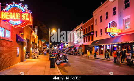 Memphis, TN-20.09.2010 2017: Beale Street in der Nacht. Blues Clubs & Restaurants Futter Beale Street sind wichtige touristische Attraktionen in Memphis. Stockfoto