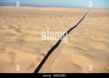 LUFTAUFNAHME. Internationale Grenze zwischen Mexiko (links von der Mauer) und den Vereinigten Staaten. Algodones Dunes, Sonoran Desert, Baja California, Mexiko. Stockfoto