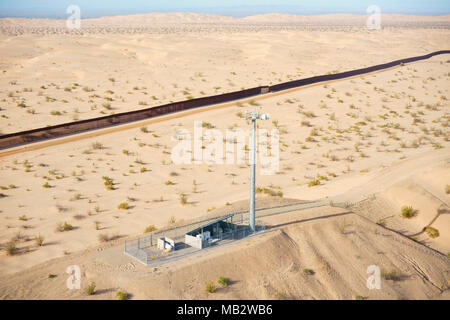 LUFTAUFNAHME. High-Tech-Ausrüstung auf einem Hügel zur Überwachung der Grenze zwischen Mexiko und den USA. Algodones Sanddünen in der Sonoran Wüste. Stockfoto