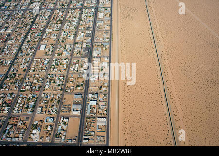 LUFTAUFNAHME. Internationale Grenze zwischen Mexiko und den Vereinigten Staaten. Die Stadt San Luis Rio Colorado in Sonora erstreckt sich entlang der US-Grenze. Stockfoto