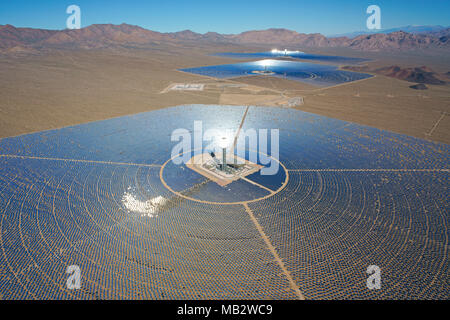 LUFTAUFNAHME. Ivanpah Solar Electric Generating System (weltweit größtes konzentriertes Solarkraftwerk ab 2018). Mojave Desert, Kalifornien, USA. Stockfoto