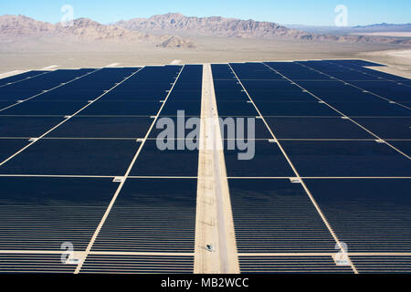 LUFTAUFNAHME. Großes Feld von Photovoltaik-Paneelen in der felsigen Mojave-Wüste. Stateline Solar Facility, Nipton, San Bernardino County, Kalifornien, USA. Stockfoto