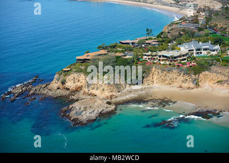 LUFTAUFNAHME. Felsige Landzunge mit großen wunderschönen Häusern. Abalone Point, Laguna Beach, Orange County, Kalifornien, USA. Stockfoto