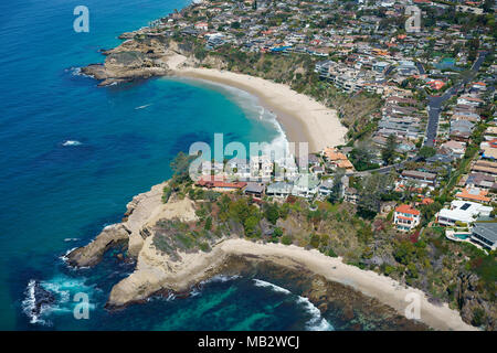 LUFTAUFNAHME. Sandstrand von Mussel Cove. Laguna Beach, Orange County, Kalifornien, USA. Stockfoto