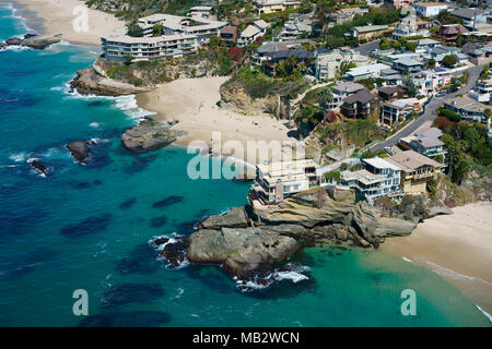 LUFTAUFNAHME. Klippenwohnung rund um Table Rock Beach. Laguna Beach, Orange County, Kalifornien, USA. Stockfoto