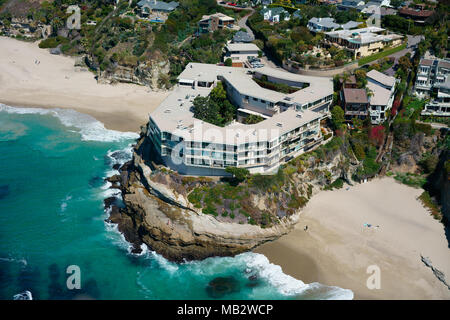 LUFTAUFNAHME. Klippenwohnung rund um Table Rock Beach. Laguna Beach, Orange County, Kalifornien, USA. Stockfoto