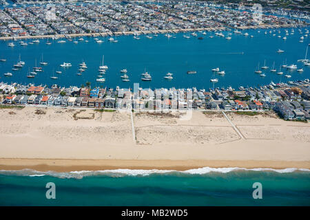 LUFTAUFNAHME. Balboa Peninsula im Vordergrund mit Balboa Island im Hintergrund. Newport Beach, Orange County, Kalifornien, USA. Stockfoto