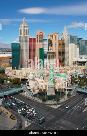 New York-New York Hotel and Casino an der Kreuzung von Flamingo Avenue und Strip. Paradise, Las Vegas, Clark County, Nevada, USA. Stockfoto