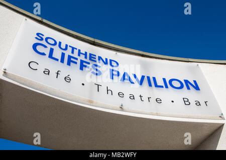 ESSEX, Großbritannien - 5. APRIL 2018: Ein Schild über dem Eingang zu den Klippen Pavillon in Southend-on-Sea, Essex, am 5. April 2018. Stockfoto