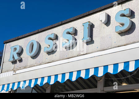 ESSEX, Großbritannien - 5. April 2018: Das Logo oberhalb der Rossis Eisdiele am Westcliff auf der Strandpromenade von Southend, Essex, Großbritannien, am 5. April 2018. Stockfoto